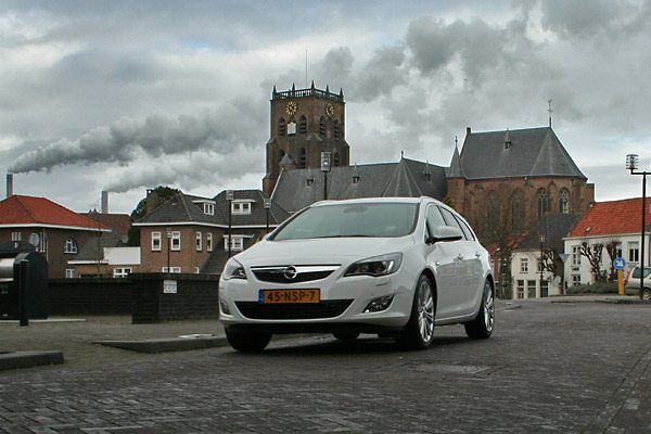 globaal stuiten op Herdenkings Opel Astra Sports Tourer Sport 1.6 Turbo Automaat 2011 - autotest |  Autotests | autotesten en rij impressies | autotesten.nl | autotest |  autotesten.nl